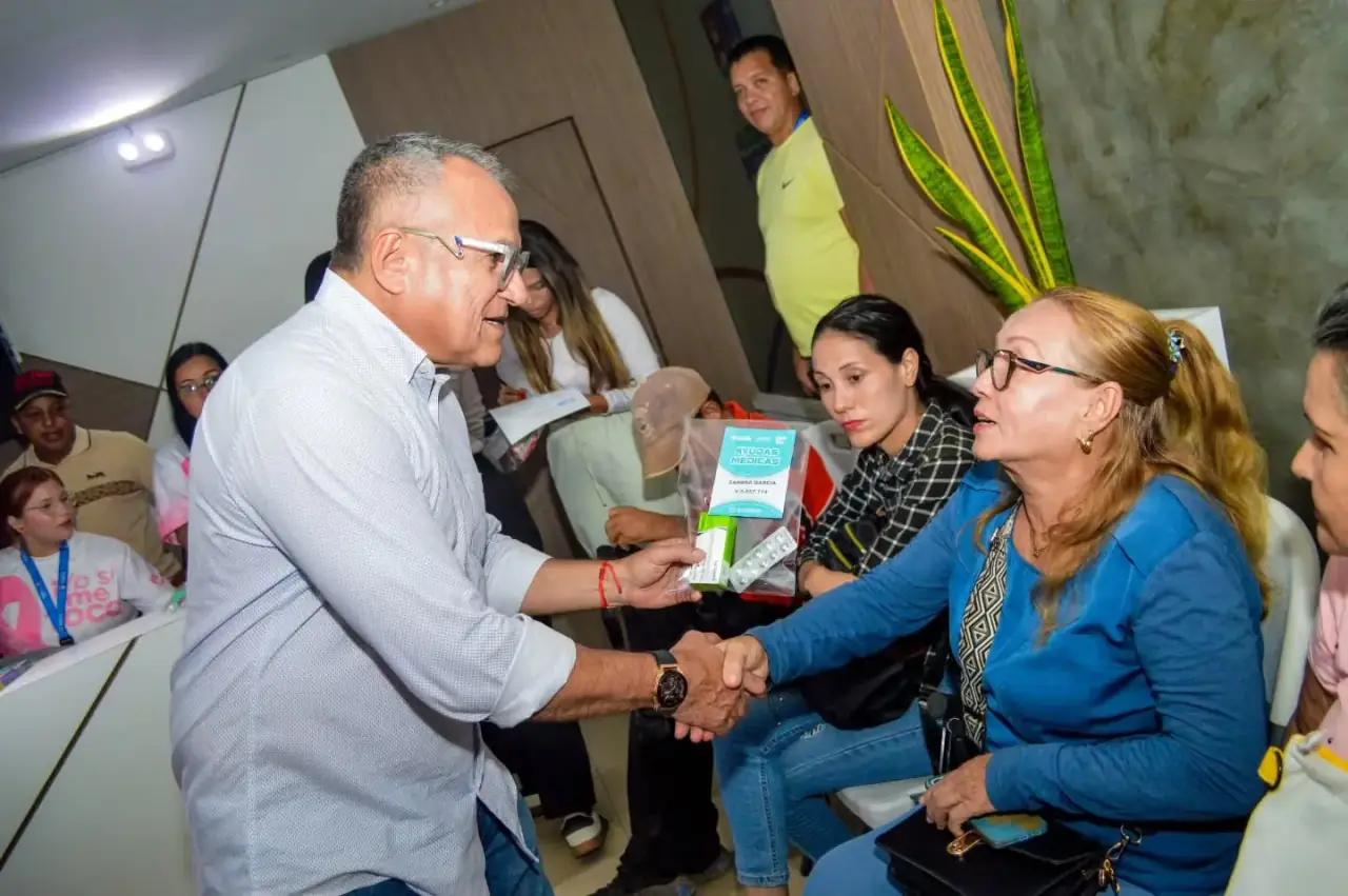Imagen para Entregan medicamentos y ayudas técnicas a familias de Mariño.